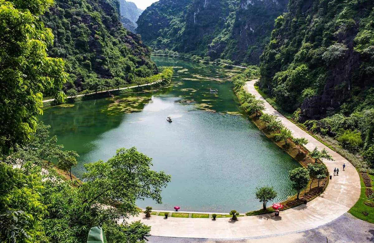 tour-ninh-binh-tuyet-tinh-coc-vietmountain-travel-1